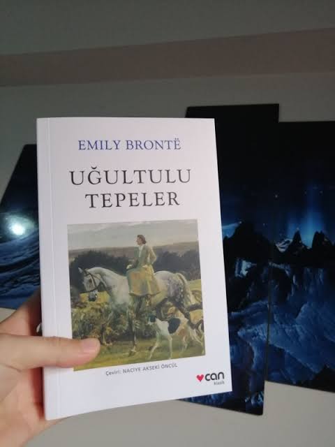 1Kitap_ci's tweet photo. Uğultulu Tepeler(Wuthering Heights)/Deli ve Tutkulu bir aşk öyküsü bu; Bildiğiniz gibi değil, bilmediğiniz gibi..
😍😍🤗 https://t.co/YWfyR4M4ME