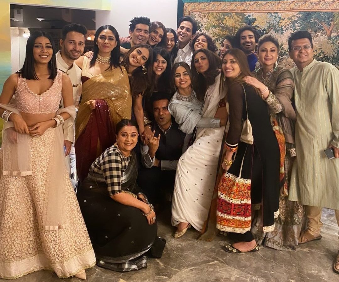 celebsstyle786's tweet photo. #sanayairani #krystaldsouza #mrunalthakur #HinaKhan #ridhidogra #ektarkapoor #ManishMalhotra #mohitsehgal #karishmatanna #castingchabra #MouniRoy ❤️❤️
#celebstylecollections https://t.co/QtNj0IOi9J