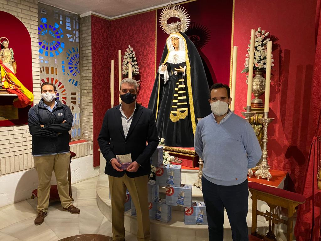 CuadrillaO's tweet photo. El equipo de capataces de @mj_elenah junto a @2plega2, han aportado una partida de leche y 100 pulseras personalizadas spotify de @PedritaRomero con la marcha Cristo de la @defension a la bolsa de caridad, como obra social de su peregrinación en bicicleta al @HdadGranPoder. https://t.co/t2balBGNI2