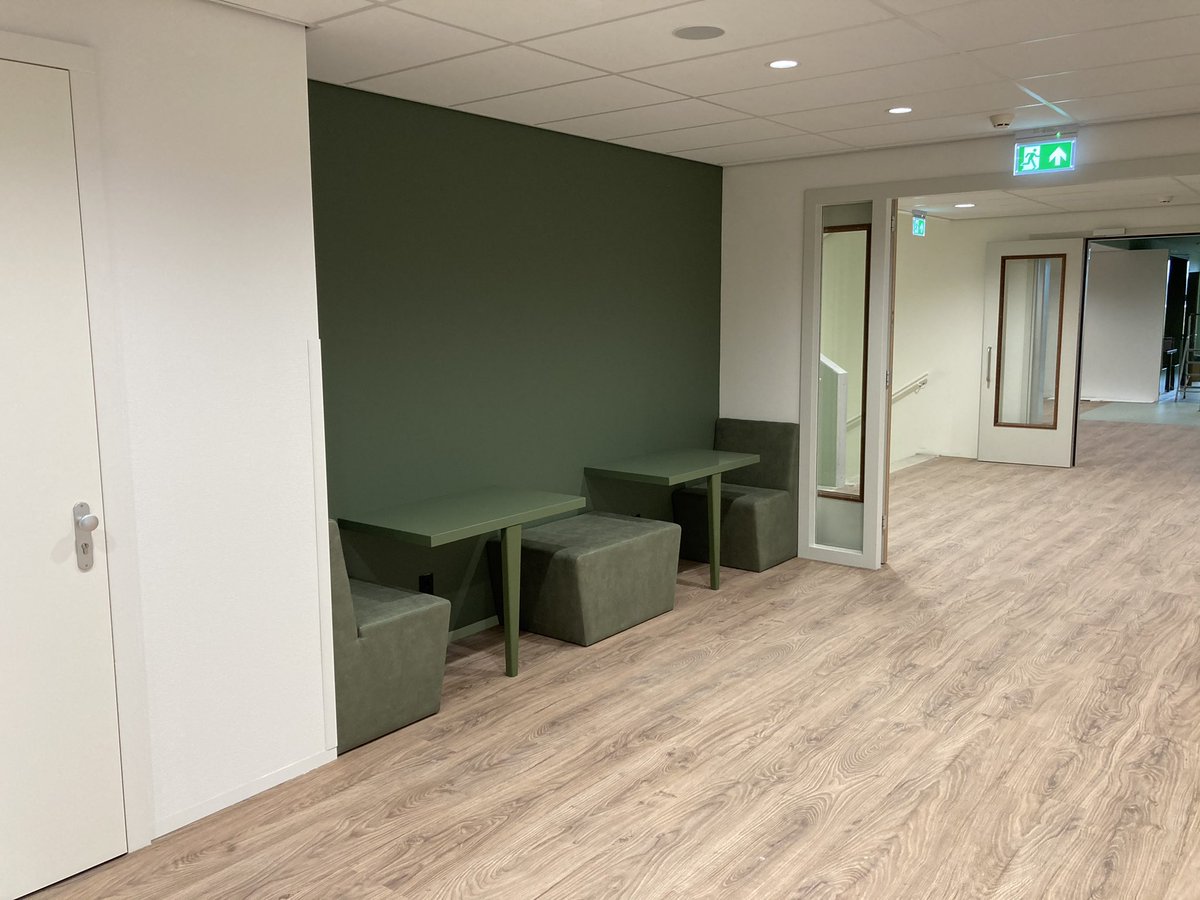 maatwerkkast's tweet photo. Weer een mooie klus kunnen afronden @Erfgooiersc  met dank aan @Bankstylenl , Special Coatings  XL en https://t.co/3qEF5q5N0q @Gemeente_Huizen  #mavo #havo #vwo #tipjevandesluier  Wij wensen de #leraren en #leerlingen heel veel succes in de nieuwe locatie. https://t.co/VJhrOuKTVv