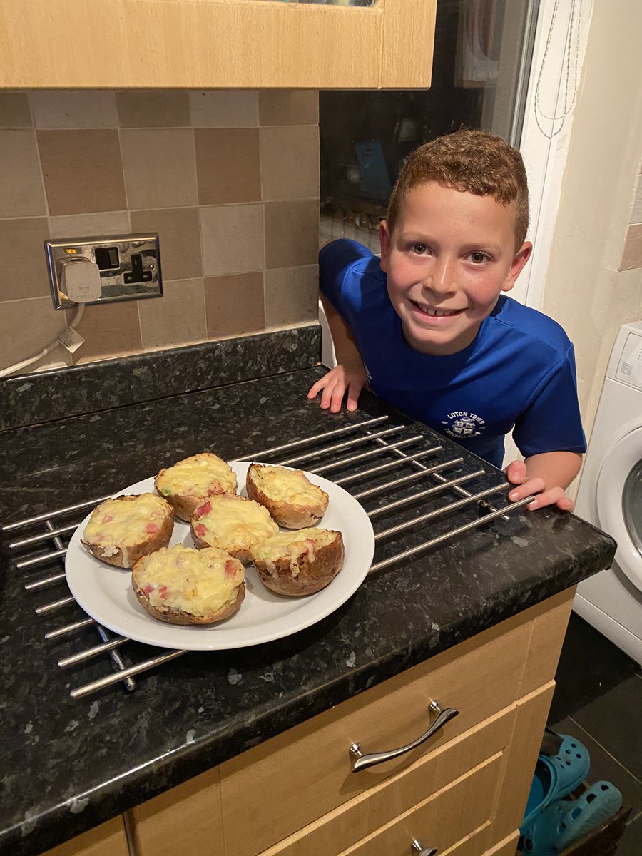 reidyfive's tweet photo. Great life skills lesson tonight. Loaded potato skins 😋 @academyltfc @Ross14okane https://t.co/QnEdd7tntj