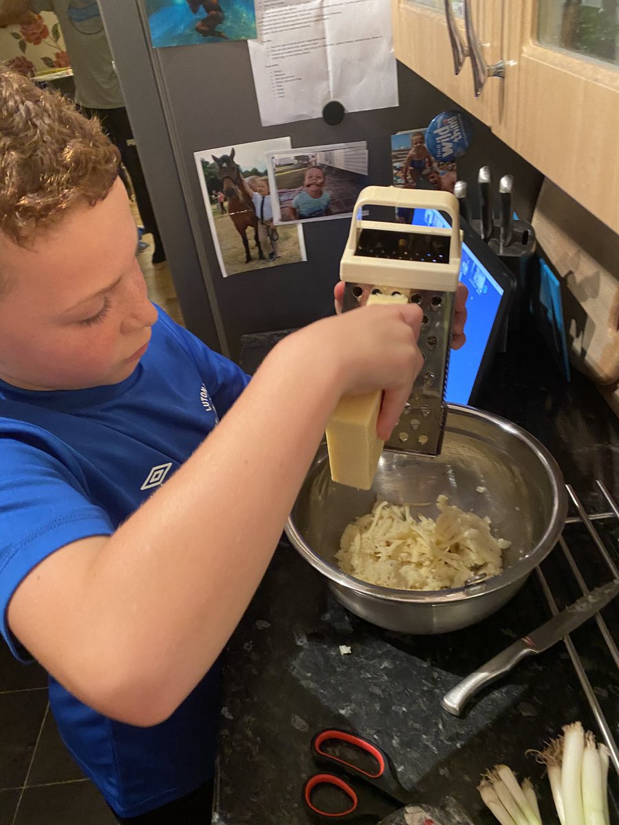 reidyfive's tweet photo. Great life skills lesson tonight. Loaded potato skins 😋 @academyltfc @Ross14okane https://t.co/QnEdd7tntj