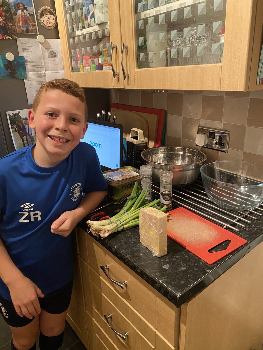 reidyfive's tweet photo. Great life skills lesson tonight. Loaded potato skins 😋 @academyltfc @Ross14okane https://t.co/QnEdd7tntj