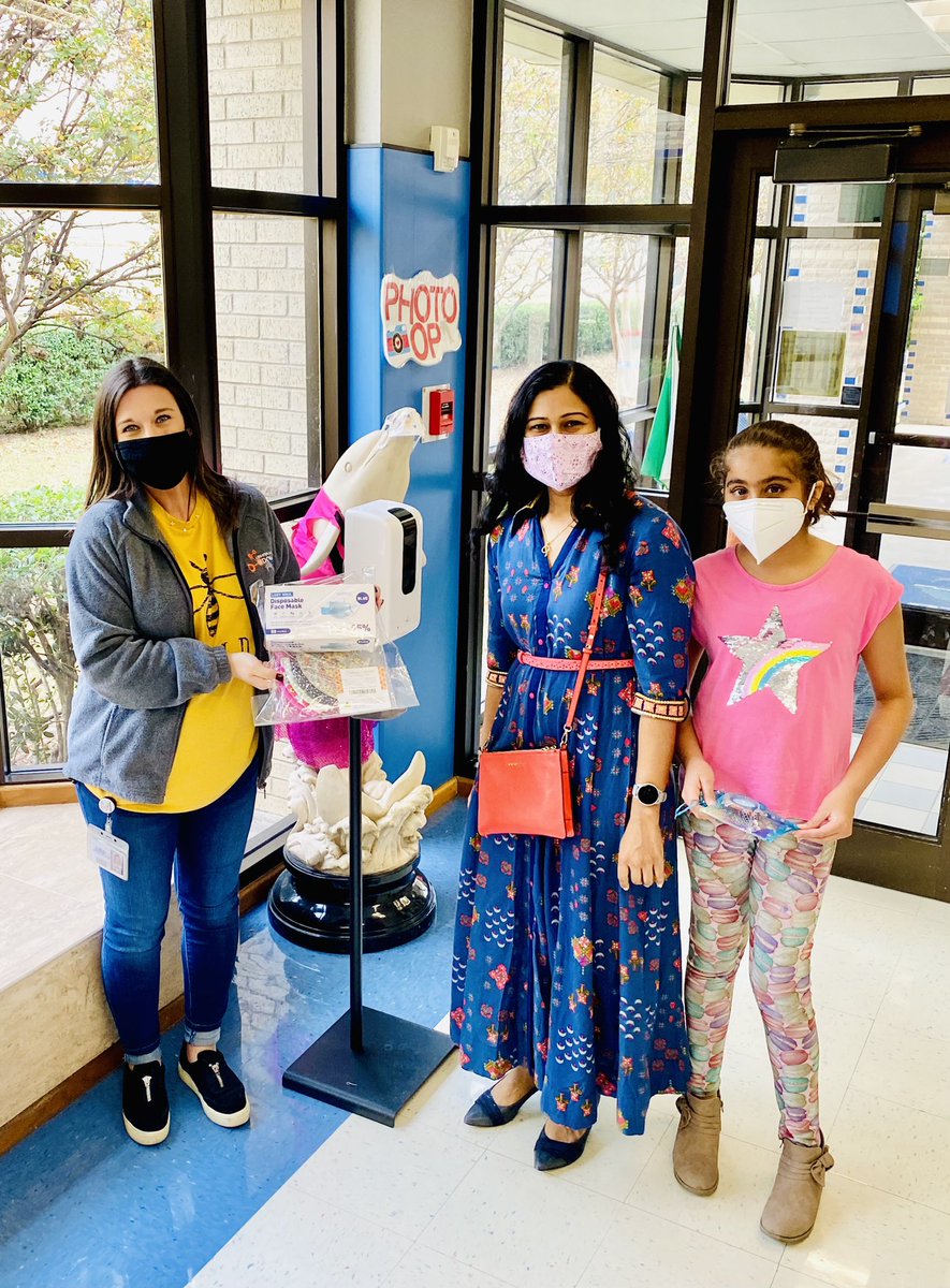 HeatherShortfro's tweet photo. Thank you to this sweet student and her family for spreading the joy of #Diwali  to the staff @Donald_ES! The #dolphinSTEM staff is so grateful for the masks they collected and delivered ❤️😷✨ https://t.co/BxR5m5RQZI