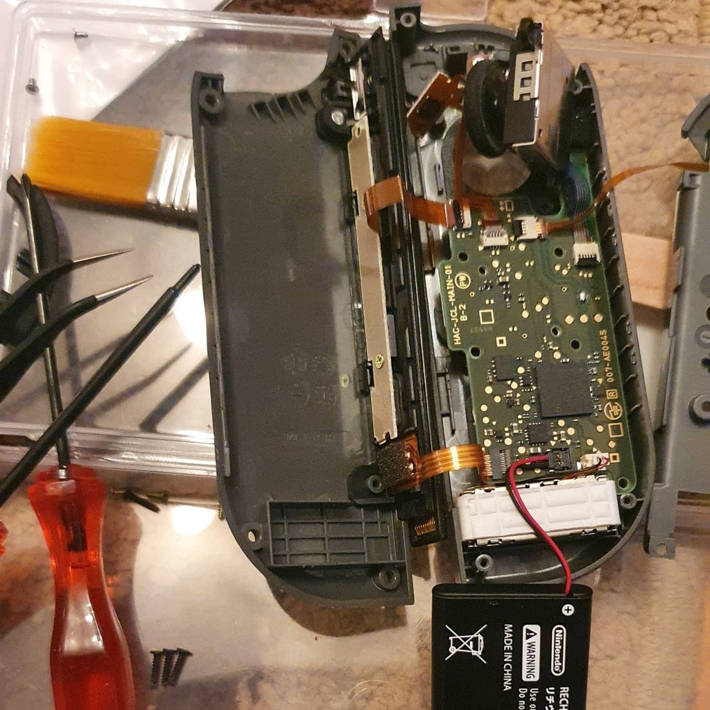 Phoenix4eva's tweet photo. Old habits die hard...
#electronicsrepair #switchrepair #screwdriverattheready https://t.co/lWe8dIllGb https://t.co/fYwpsYhvsm