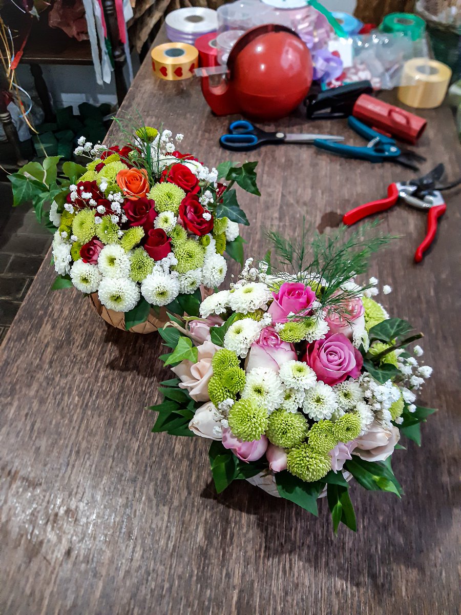 zare_entuzijast's tweet photo. #ikebana #wickerbowl #woodenpot #roses #chrysanthemum #redroses #redandwhiteroses #whiteroses #babyroses #sugarloveroses #pinkroses #lipstickroses #orangeroses #whitechrysanthemum #greenchrysanthemum #gypsophila #trefern #ivy 🌹🏵️💮🍂🍁🌾🍃☘️🌴 https://t.co/tNLLvt6xmR