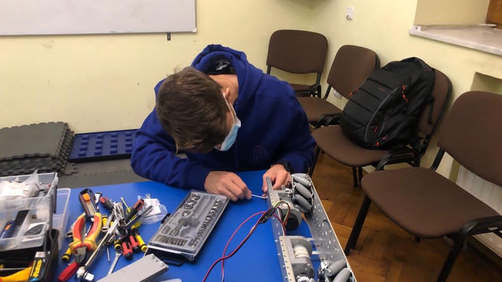 ro2d2team's tweet photo. Give a construction member a #wrench, and they will build you a #robot;
Give a programming member a wrench, and they will tell you you have a screw loose!
#ForceForChange #FIRSTTechChallenge #FIRSTTogether #FIRSTGAMECHANGERS #FIRSTInspires https://t.co/ARINKmWFRu