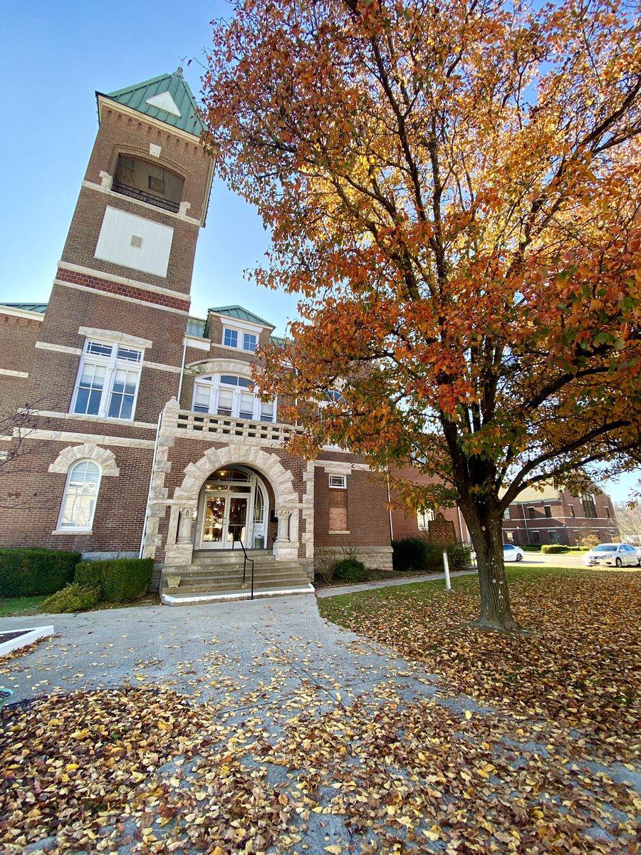 liberty_ky's tweet photo. The courthouse is looking bright today! #findingliberty #caseycounty #fall #autumn #November #community #smalltowncharm https://t.co/sFfoyESH4V