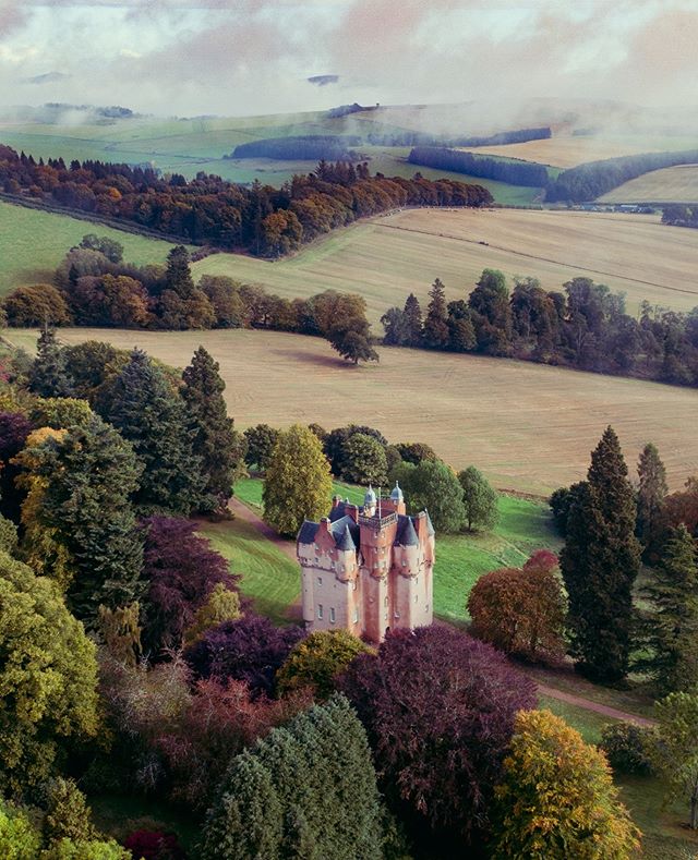 Pretty in pink &amp; framed in autumnal beauty - Craigievar Castle! 🏰🍂 #OnlyinScotland 📍 Alford, <a href="/visitabdn/">VisitAbdn</a> 📷 IG/wearekingingit #StaySafe