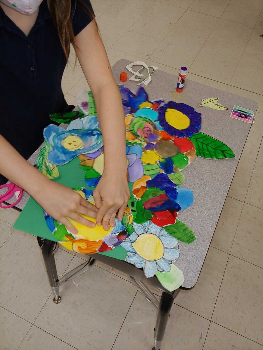 MrsG_K5ART's tweet photo. Beautiful things are made when we work together. Still life collaboration is coming along @ChilesElem 😍🎨💐🌸💮🏵️🌹🥀🌺🌻🌼🌷🐝 @HillsboroughSch @HCPSArtEd @haeafl https://t.co/Y3u4ArlrBH