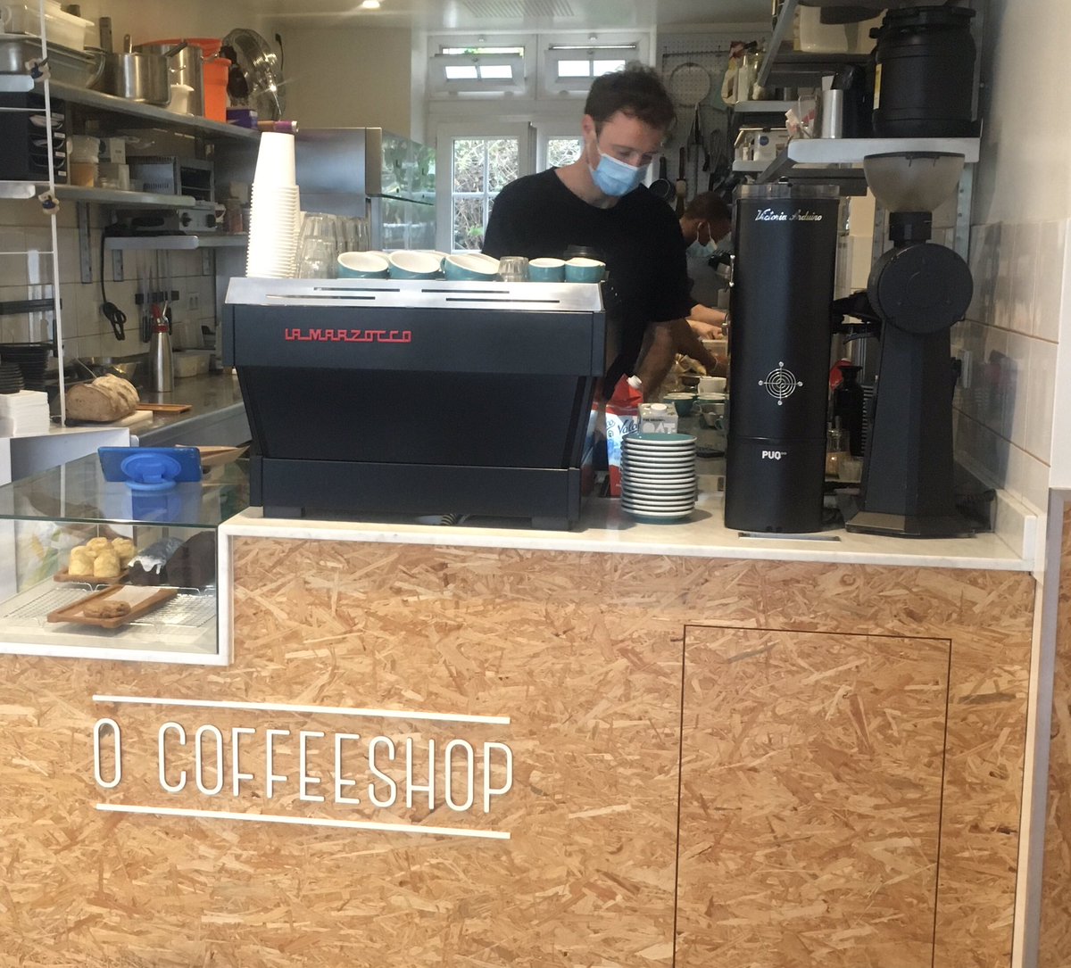AusAmbFR's tweet photo. Très heureuse que le café australien du coin @o_coffee_paris reste ouvert pour les plats à emporter pendant le #confinement2.  Le meilleur piccolo à Paris.  Merci Matt!  #ruelourmel #paris15 #openforbusiness https://t.co/3TCf8lJF24