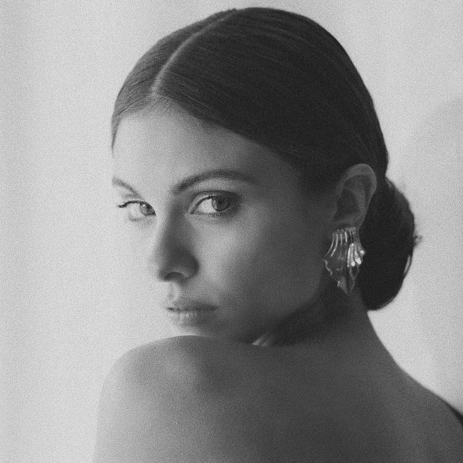 LxnaAlighieri's tweet photo. 🌹; "Girls like her were born in a storm. They have lightning in their souls. Thunder in their hearts. And chaos in their bones."

— Nikita Gill

#beenominated https://t.co/90YzVlHiAp