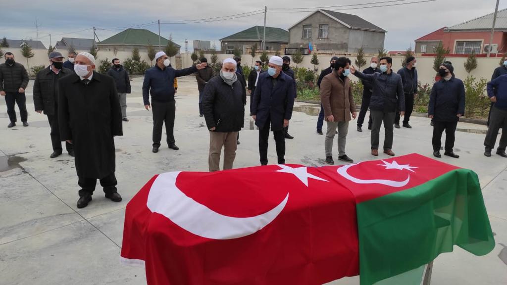 Bir dönem Genel Müdürlüğümüzde "Dînî Terimler Sözlüğü"nü hazırlayan komisyonda görev alan, Azerbeycan'da gönüllü olarak din hizmetlerinde bulunurken korona vesilesiyle vefat eden gönül eri Dr. Ali Çınar hocamız bugün Kafkas topraklarının bağrına emanet edildi.Mekanı cennet olsun.