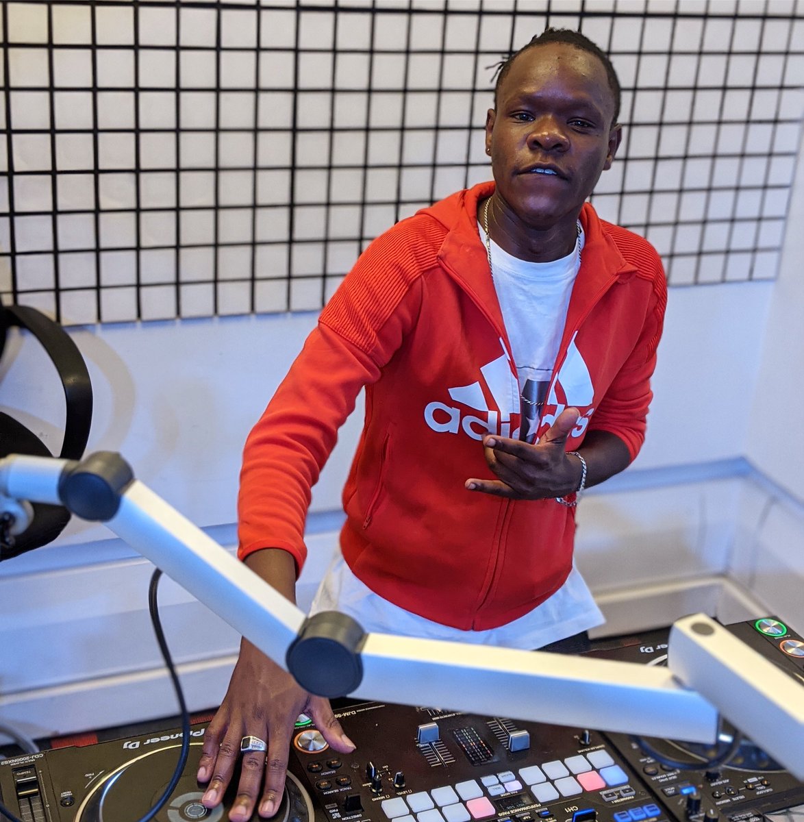 Tuko live #TeargasOnNRG <a href="/NRGRadioKenya/">NRG Radio Kenya</a> inakubambia wapi??