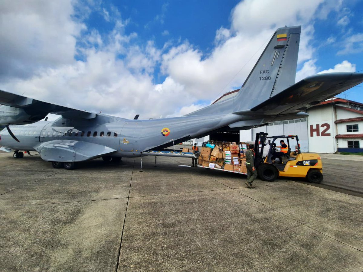 MinSegPma's tweet photo. Agradecemos al Gobierno de nuestro hermano país Colombia, que a través de su Fuerza Aérea envía carga de donaciones para familias afectadas a causa de las lluvias. #OperaciónPatria 🇵🇦 https://t.co/MADZO03ngy