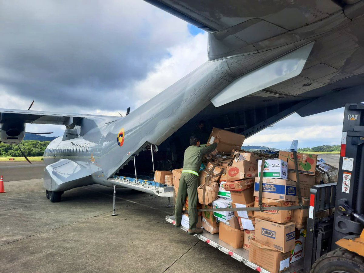 MinSegPma's tweet photo. Agradecemos al Gobierno de nuestro hermano país Colombia, que a través de su Fuerza Aérea envía carga de donaciones para familias afectadas a causa de las lluvias. #OperaciónPatria 🇵🇦 https://t.co/MADZO03ngy