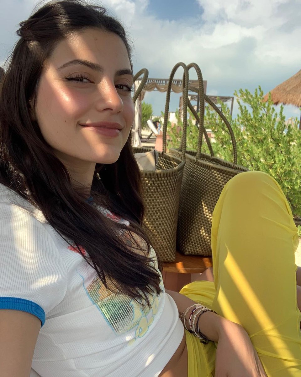Julimaldonado8's tweet photo. Alguien me puede explicar como es que les queda tan hermoso el sol en la cara 😍💣❤🍰🍑💘
Ahh cierto no, no tiene explicación 
Simplemente @barbara_lopez21 @macabeso https://t.co/NcrMN9ysj4