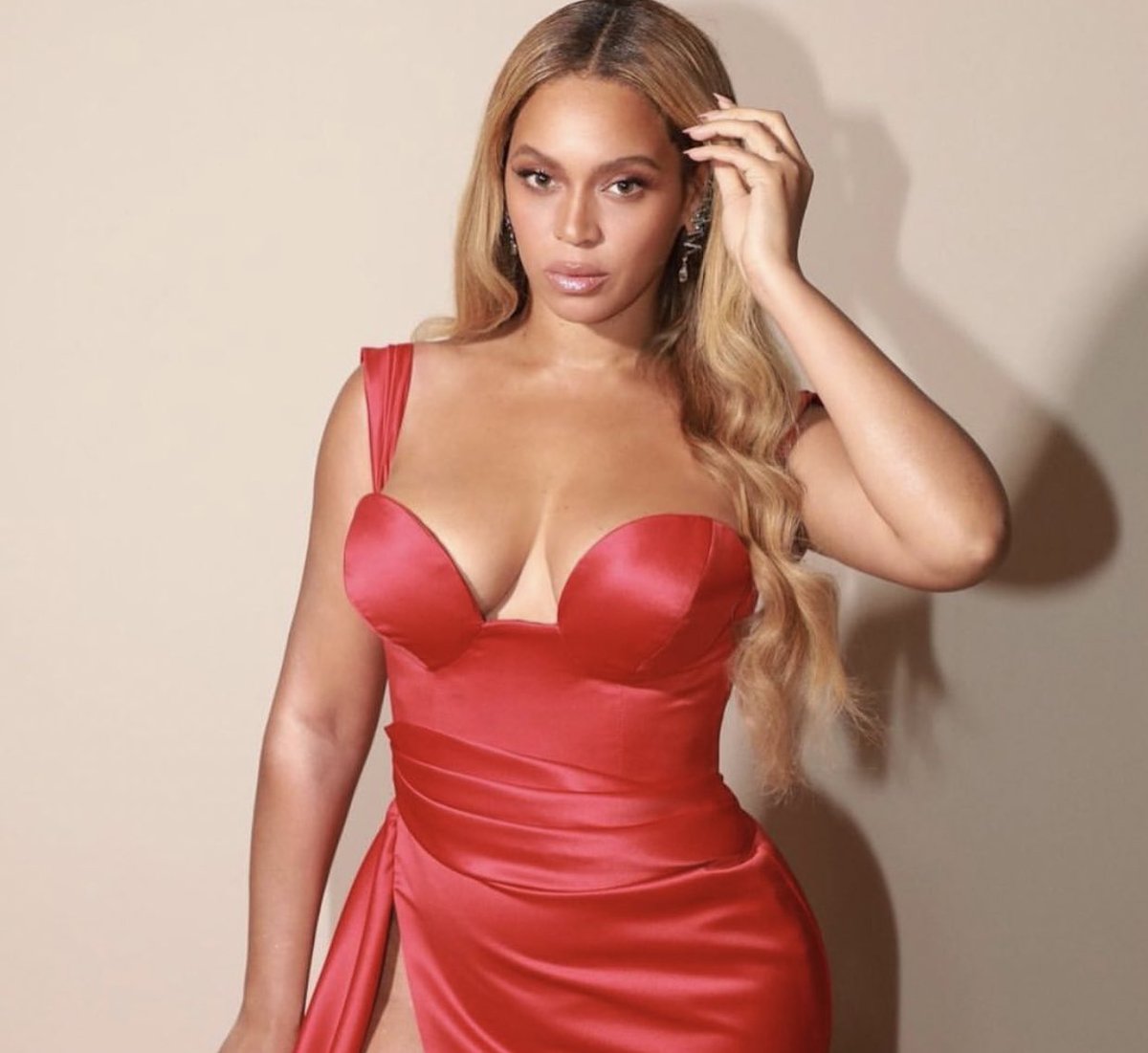 mefeater's tweet photo. We will never get over Beyoncé in this dress ❤️ https://t.co/s0QSEWjpU4