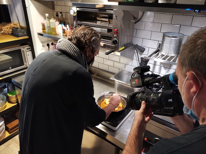 CanalTerrassa's tweet photo. 🍽️ GASTRONOMIA | #YoChef, un nou concepte de menjar per emportar que s’acaba fent a casa. Coneixem la proposta del restaurant #ForaDeCarta de la mà del seu xef, @alfonsferrero

▶️Ens ho explica a https://t.co/UKvrULkQHI #Terrassa #gastronomia https://t.co/1DZFxTutB4