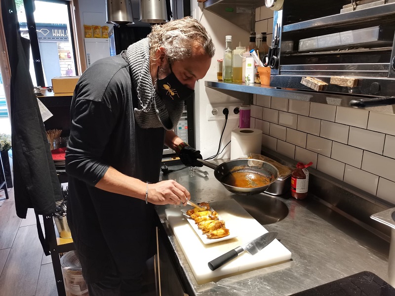 CanalTerrassa's tweet photo. 🍽️ GASTRONOMIA | #YoChef, un nou concepte de menjar per emportar que s’acaba fent a casa. Coneixem la proposta del restaurant #ForaDeCarta de la mà del seu xef, @alfonsferrero

▶️Ens ho explica a https://t.co/UKvrULkQHI #Terrassa #gastronomia https://t.co/1DZFxTutB4