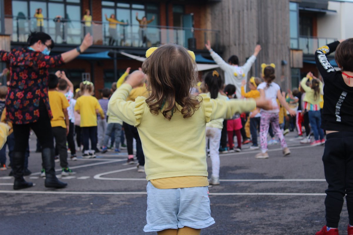 FloreatMontague's tweet photo. Look how carefully this 3 year old is watching the teachers on the balcony! Our Friday afternoon dancing #Floreatmontaguepark #Childreninneed Some brilliant fundraising today here in Wokingham. https://t.co/XZxELojVrQ