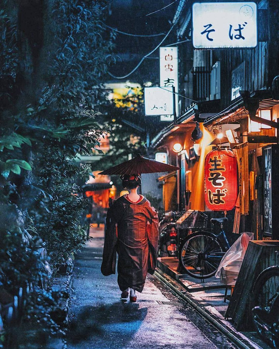 An evening stroll with the locals in Kyoto. #Regram (📸<a href="/nippon/">nippon 🇯🇵</a>.times)
