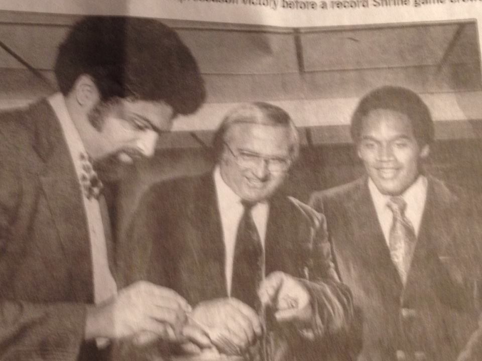 FThurstonXXII's tweet photo. @TheRealOJ32 Look familiar?

1000 Yard Club with @francoharrishof, Fuzzy Thurston &amp; @TheRealOJ32 https://t.co/Ivl73y2RrT