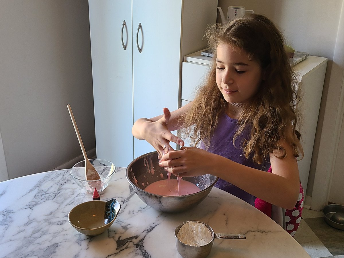 MrsGrabfelder's tweet photo. Cornstarch mud fun!! 🧪👩🏼‍🔬 https://t.co/NUi7bL4rsk