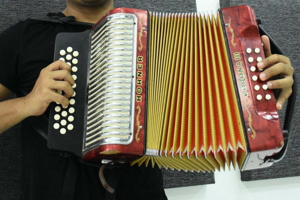 MarcelaDavilaM's tweet photo. ¡Que suene la caja, la guacharaca y el acordeón! 🎶🤗 Este fin de semana, desde Juan de Acosta, el Festival Vallenato Cóndor Legendario 🦅 cierra con broche de oro la ruta musical de #AtlánticoSuena. Podrás ver todas las competencias por Facebook Live 👉🏼 https://t.co/SAAj9xGtrN. https://t.co/iaezmp6XzG