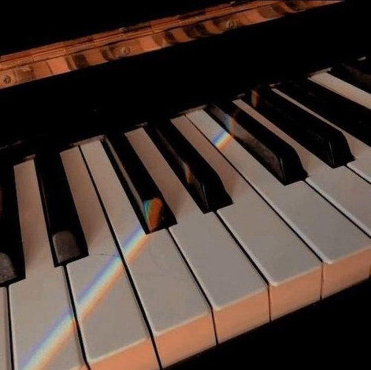 BADDYSD4DDY's tweet photo. do you play any instruments? https://t.co/w5C3GojRB9