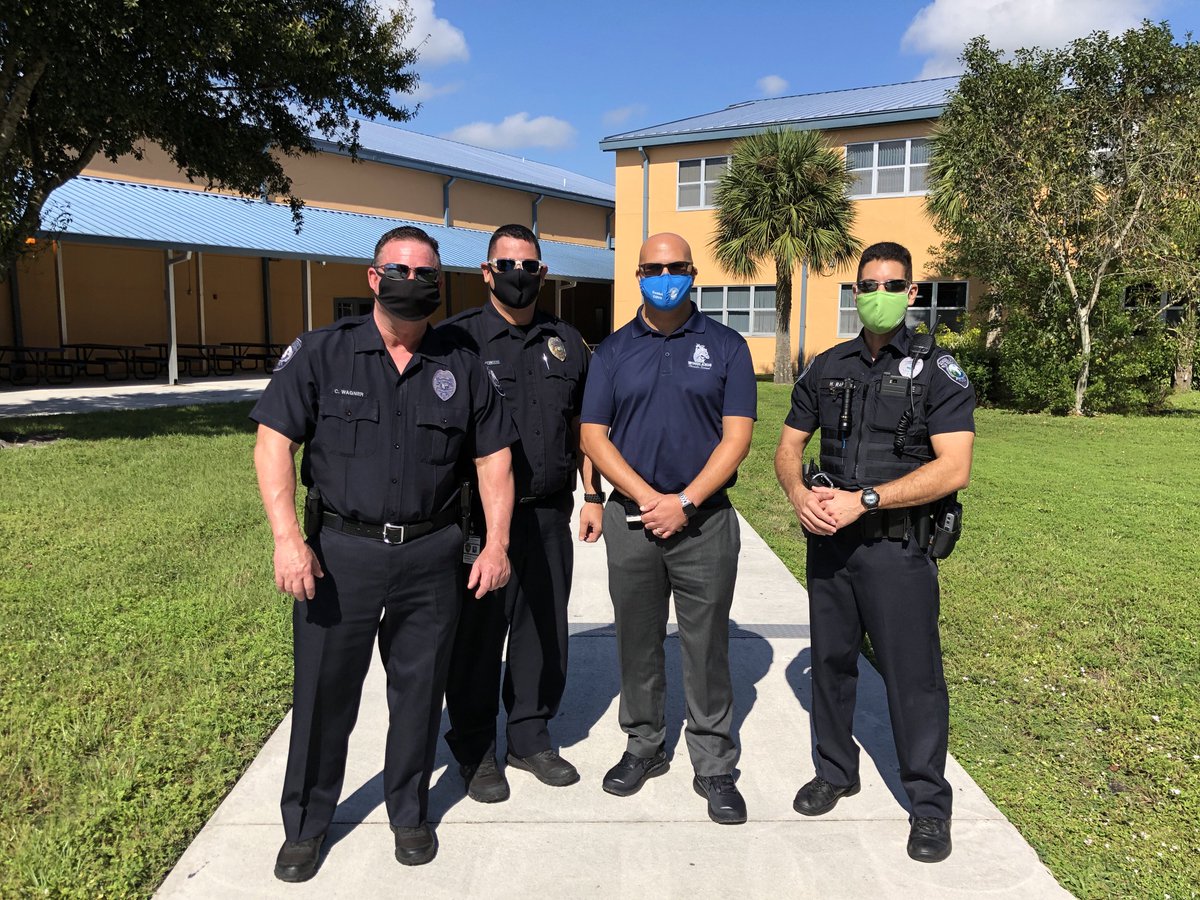 Vela_Ldrshp's tweet photo. Thank you School Police for supporting Cybersafety & Bullying Prevention @WoodlandsMS_PBC #ConnectSupportAccelerate @SafeSchools_PBC https://t.co/2FQHh4f6Xg