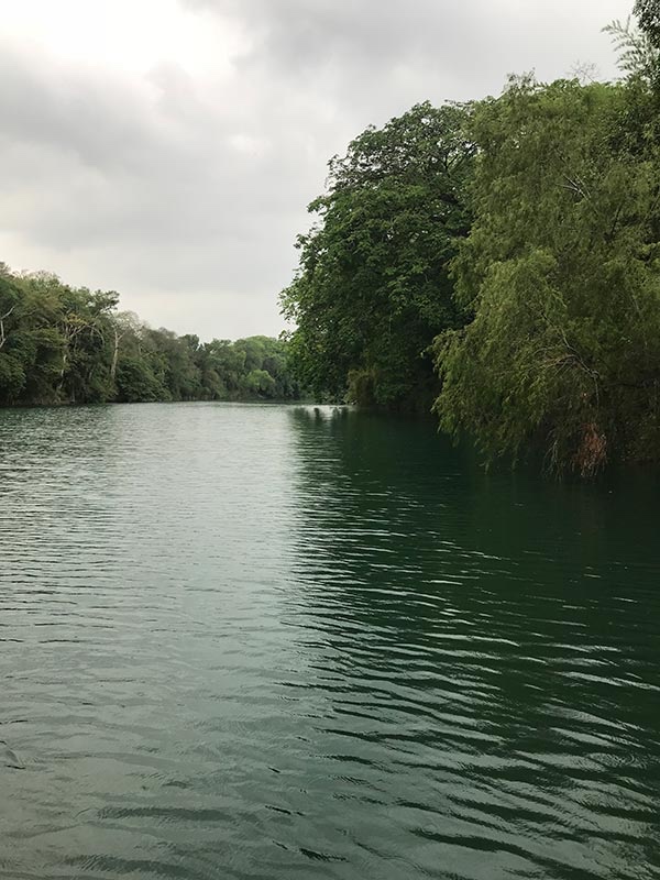mexdesconocido's tweet photo. Si creías que solo en Xochimilco había trajineras, tienes que ir a la Huasteca y recorrer el río Valles abordo de una. El paisaje te dejará sin aliento.  https://t.co/DfaLKqbS1S https://t.co/P8ctGP58qA