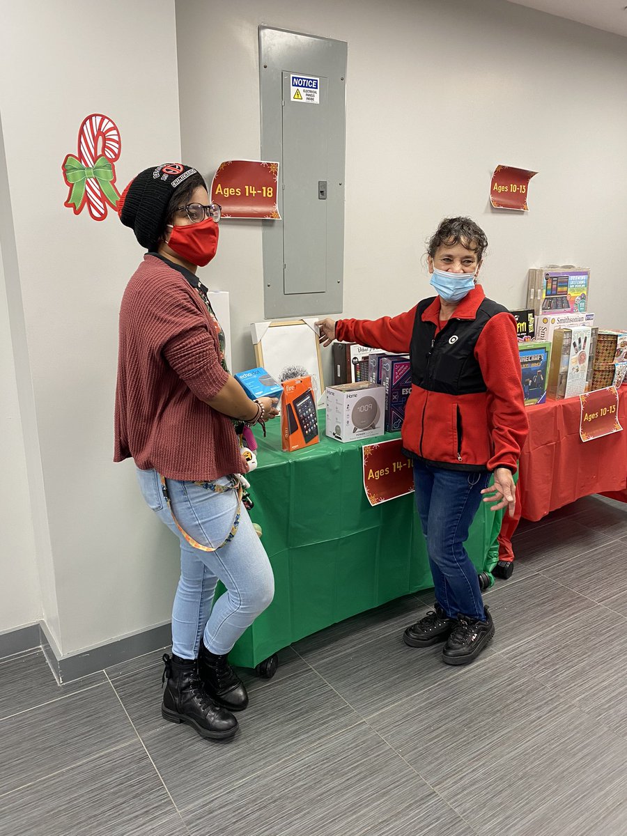 JackieP_97's tweet photo. Always a great time volunteering with my T1344 Rego #Target team 🎯 at the #WIN #Queens Christmas 🎄 Pop up toy store 🎅🏽 #RegoEgo #Christmas2020 #TargetStrong 💪🏼 @devanieram @KellyMcGarrity @MannyValv28 https://t.co/MZBq0E6oGf