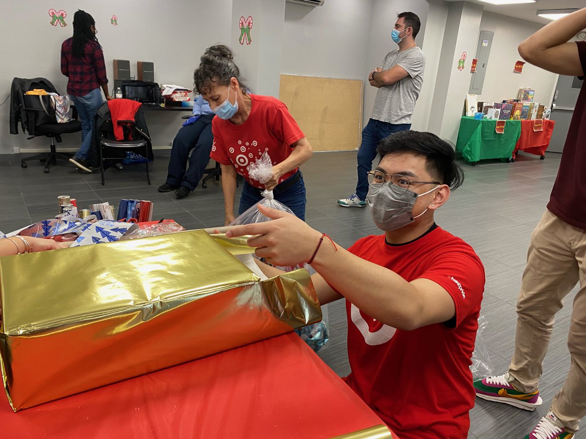 JackieP_97's tweet photo. Always a great time volunteering with my T1344 Rego #Target team 🎯 at the #WIN #Queens Christmas 🎄 Pop up toy store 🎅🏽 #RegoEgo #Christmas2020 #TargetStrong 💪🏼 @devanieram @KellyMcGarrity @MannyValv28 https://t.co/MZBq0E6oGf