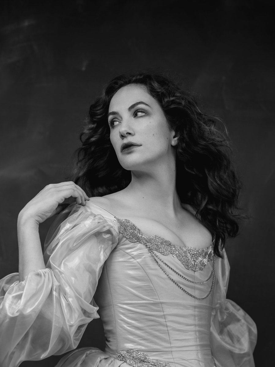 delirium_nerd's tweet photo. Abençoada seja a sua sexta-feira 13 com a dona, Kate Siegel. 🖤 https://t.co/02XOUBe6uX