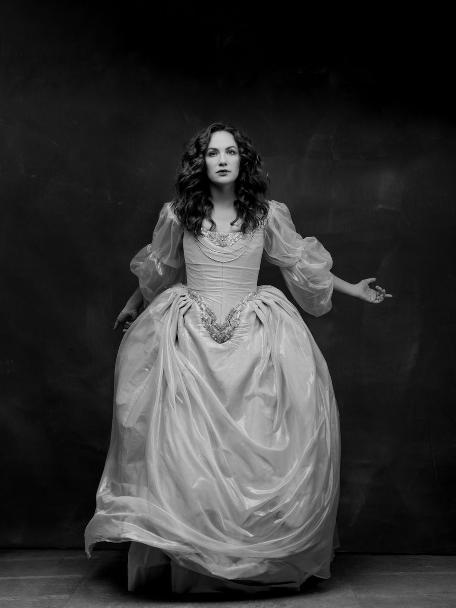 delirium_nerd's tweet photo. Abençoada seja a sua sexta-feira 13 com a dona, Kate Siegel. 🖤 https://t.co/02XOUBe6uX