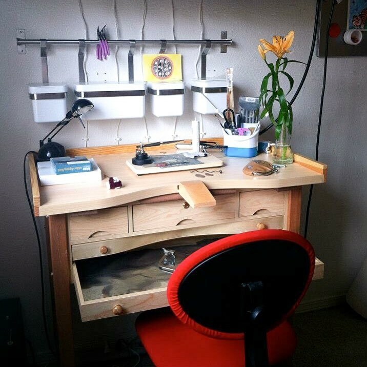 laobjeteria's tweet photo. I know, I missed #throwbackthursday but this is 2020 and time is relative, or so they say! Going through my photos for something else I stumbled upon this image of my first jewelry bench here in the United States, almost 6 years ago 🥰 It’s crazy how … https://t.co/bxiS36uCzs https://t.co/MV0RIBhigM
