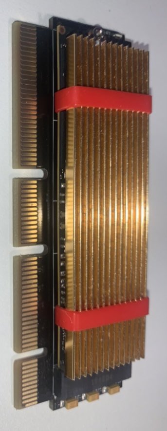nico_mengine's tweet photo. Bon finalement ce support NVMe c’est vraiment pas top !!! #TropChaud https://t.co/XpYQ5MXb2e