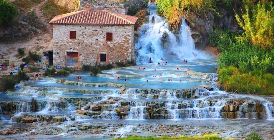 The thermal baths of Saturnia in Tuscany are considered the best spa in the world and for this reason the destination of a wellness tourism that records exorbitant numbers🥇 Would you like to visit them one day? 🤩

#Toscana #Travel #wellness #Health #relax