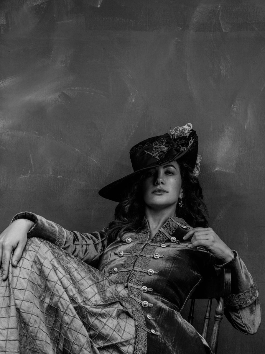 delirium_nerd's tweet photo. Abençoada seja a sua sexta-feira 13 com a dona, Kate Siegel. 🖤 https://t.co/02XOUBe6uX