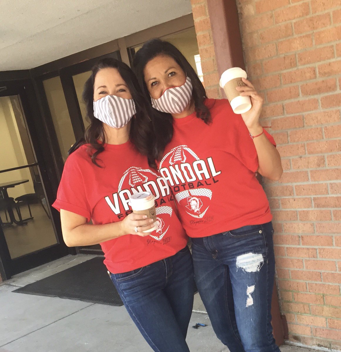 When your friend shows up with coffee and you happen to be twinning, it’s a good day and will be an even better night! #GoVandals! <a href="/TheBeeDuke/">𝔹𝕖𝕣𝕟𝕪 𝔻𝕦𝕜𝕖</a> ty!