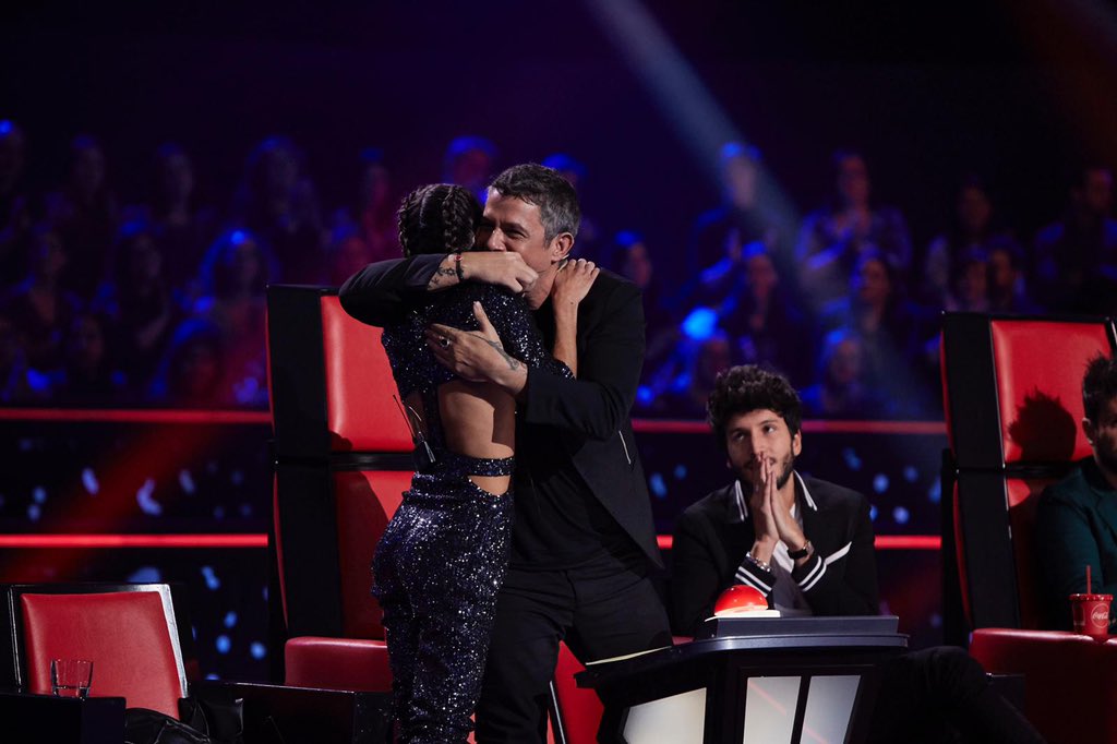AlejandroSanz's tweet photo. Hoy es la batalla final. Y una batalla de emociones asegurada.  No es fácil despedirse de una personita como @TiniStoessel que solo me ha regalado buenos momentos. Siempre nos quedará #UnBesoEnMadrid 😘
@LaVozAntena3 #LaVozAntena3 #EquipoSanz #LaVozBatalla https://t.co/YkkQCzRssi