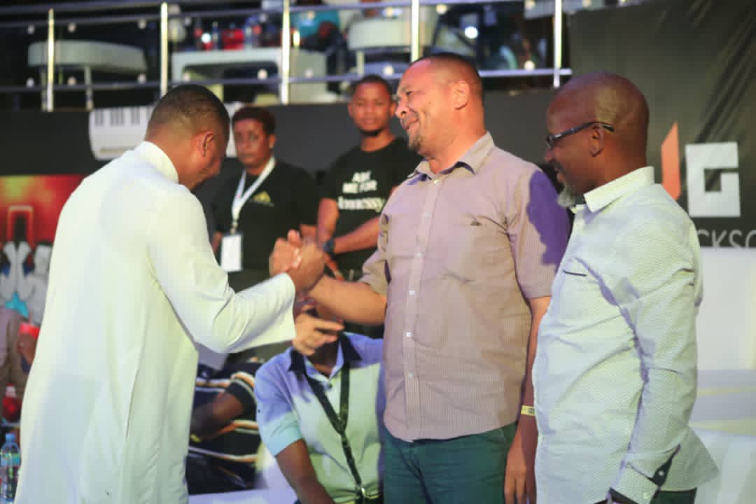 ufmradiotz's tweet photo. USIKU WA VITASA: Kutoka Young Africans, ni Antonio Nugaz ndani ya Next Door Arena akisalimiana na wadau wengine wa masumbwi.
LIVE #AzamSports2HD
#UsikuWaVitasa #Vitasa #VitasaNight #AzamTVBoxing #HassanMwakinyo #Mwakinyo #JoseCarlosPaz https://t.co/q1mDnIjXW6