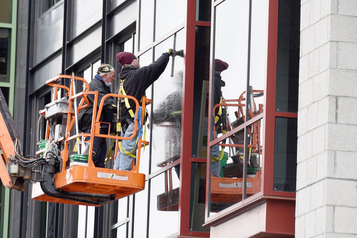 EricaPhotog's tweet photo. Tri-State employees Garrett Hanshe (front) and Brian Poole, both of Rensselaer, clean windows off 220 Harborside Drive in Mohawk Habor #Schenectady https://t.co/jQrQd5EfjV