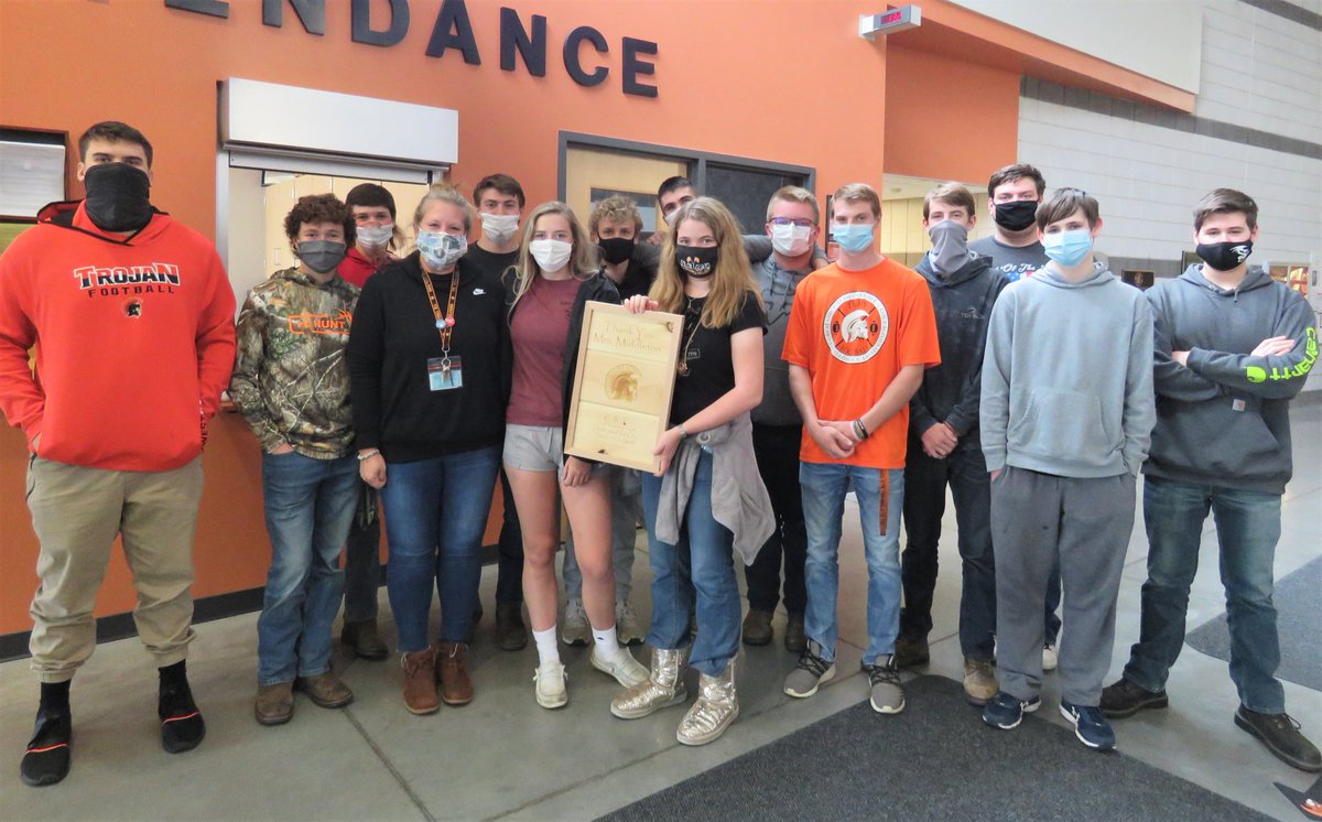 tkschools's tweet photo. TKHS Woods students delivered a big thank you to Sarah Middleton, TKHS attendance secretary. Woods teacher Matt Melvin made the special "Thank You" for her work as a member of the "C.R.T. - COVID Response Team." GREAT work Mrs. Middleton,  Mr. Melvin and Woods students! #tkstrong https://t.co/EpiRMFUKLn