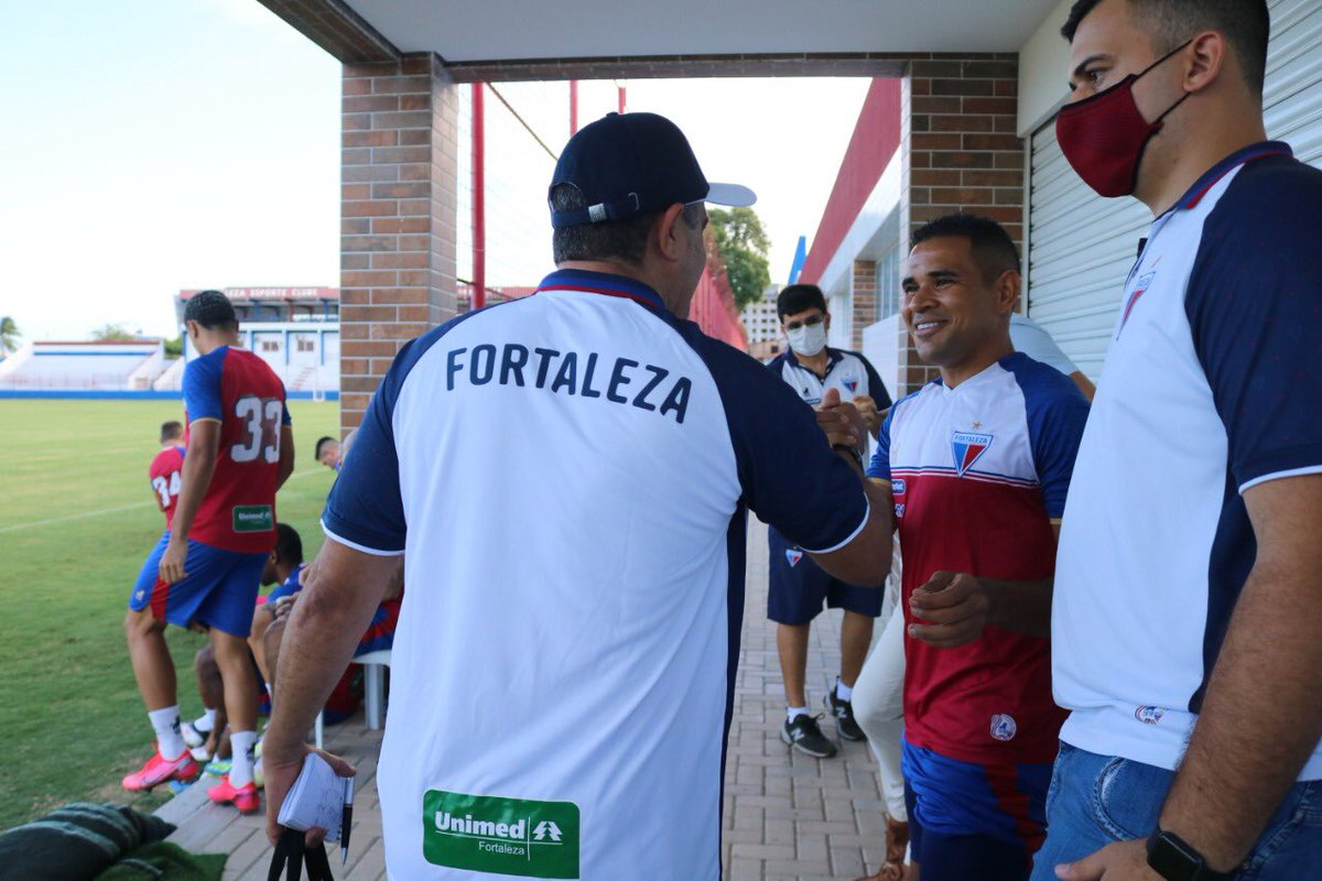FortalezaEC's tweet photo. Um prazer ter você novamente por aqui, professor. Conte com todo o apoio da Nação Tricolor! Quem tá #Chamuscado por aí? 🔥🔥
📸: Leonardo Moreira https://t.co/VzmjVj2rex