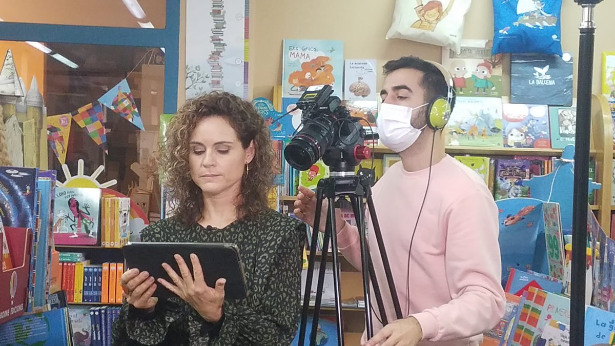 bromera's tweet photo. I, com no, gràcies a @nelo_gomez pel guió i la direcció dels #PLCA2020  i a Iolanda Muñoz per conduir-los! Aquestos premis marcaran un abans i un després en la història dels Premis Literaris Ciutat d'Alzira!😘😘😘 https://t.co/aG5kiRkovJ