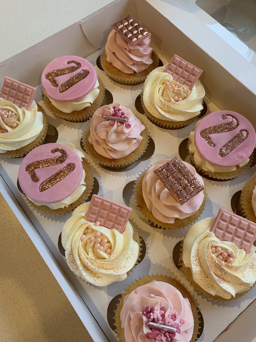 crumbschester's tweet photo. Pretty pink & rose gold cupcakes 😍
#cupcakes #pink #rosegold #sweetstamp #chestertweets https://t.co/haxV3VQpTn