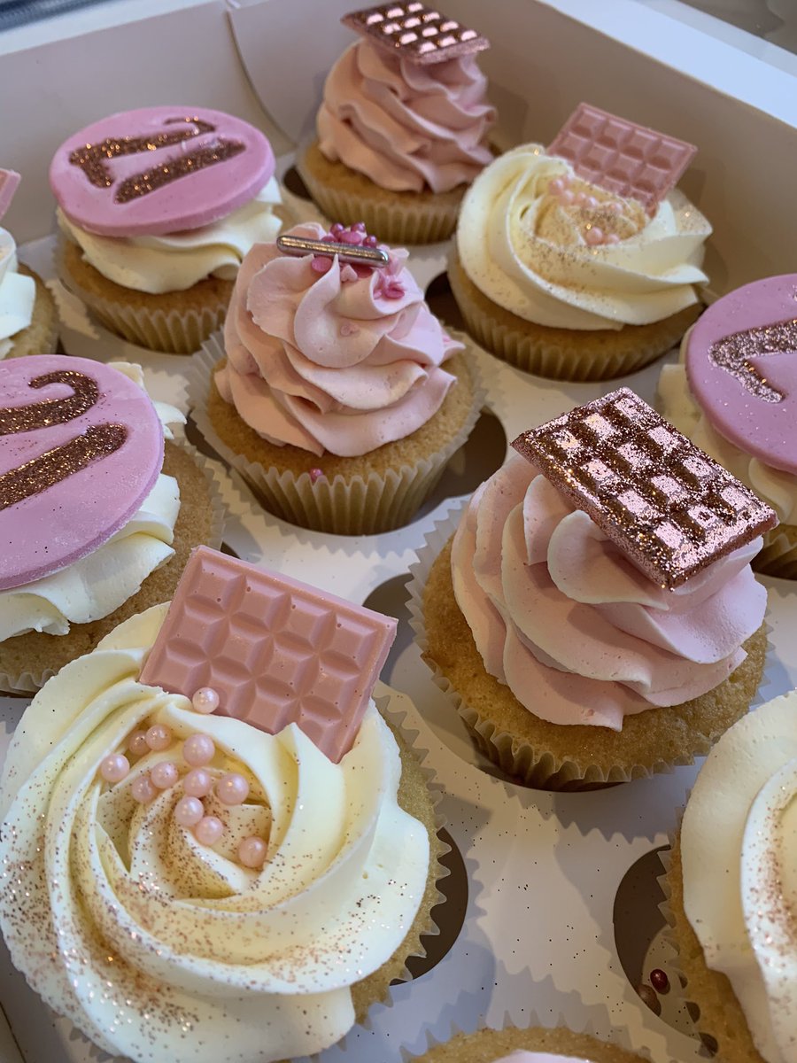 crumbschester's tweet photo. Pretty pink & rose gold cupcakes 😍
#cupcakes #pink #rosegold #sweetstamp #chestertweets https://t.co/haxV3VQpTn