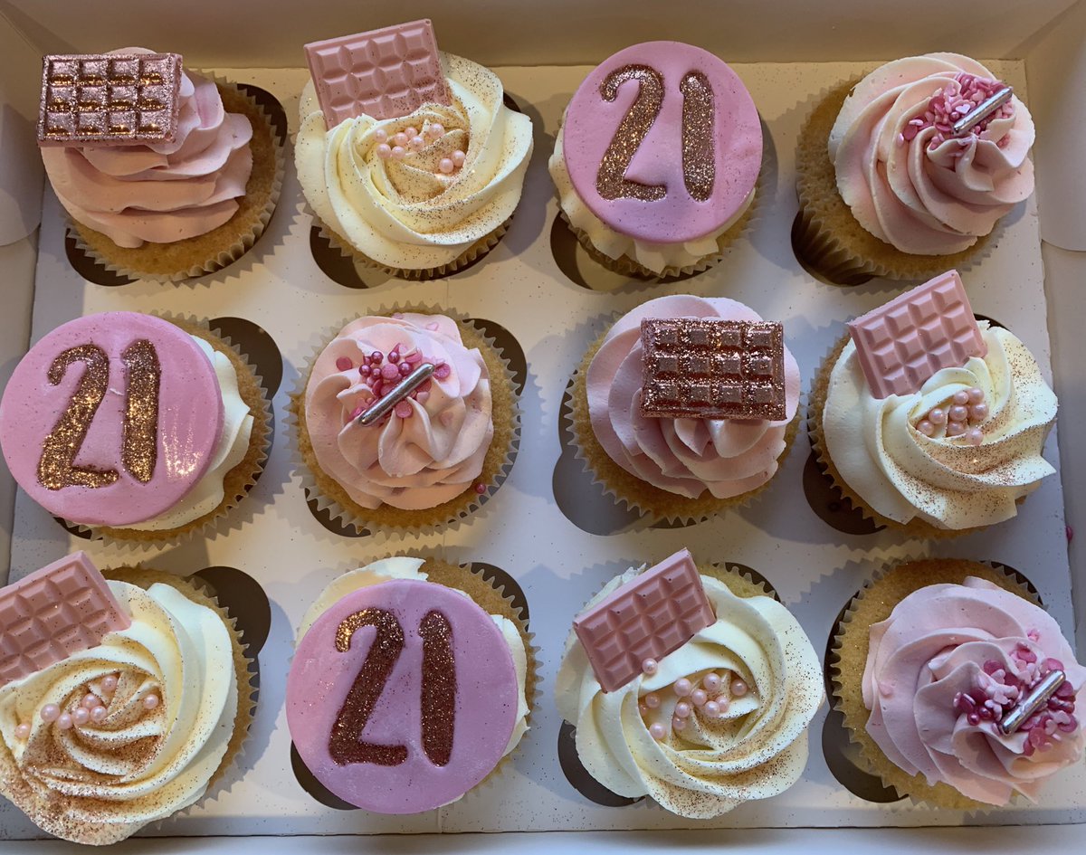 crumbschester's tweet photo. Pretty pink & rose gold cupcakes 😍
#cupcakes #pink #rosegold #sweetstamp #chestertweets https://t.co/haxV3VQpTn
